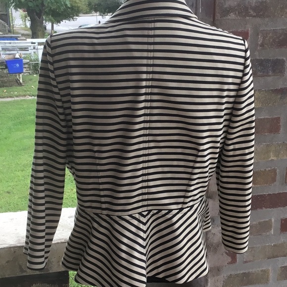 TAHARI.by Arthur S. Levine. Black and Tan jacket. - Picture 3 of 5